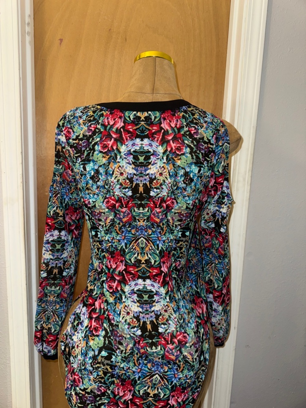 Nicole Miller Multicolor Floral V-Neck Cold Shoulder chiffon Top Black Trim​ - Picture 4 of 9